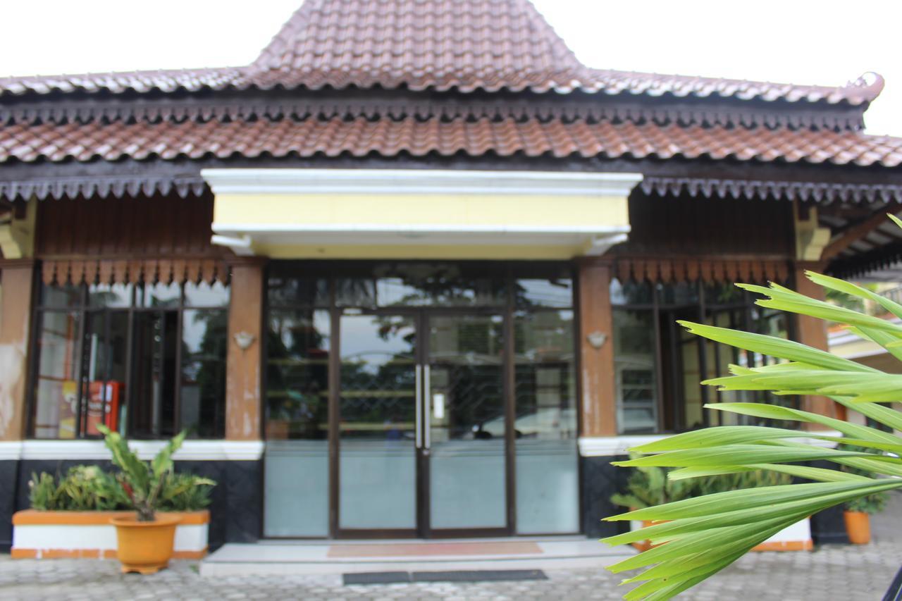 Hotel Simpang Tujuh Cepu Exteriér fotografie