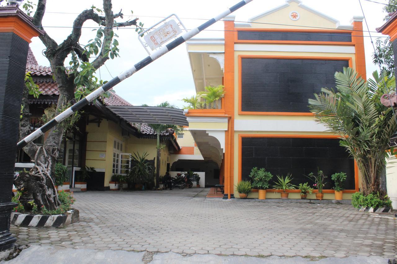 Hotel Simpang Tujuh Cepu Exteriér fotografie