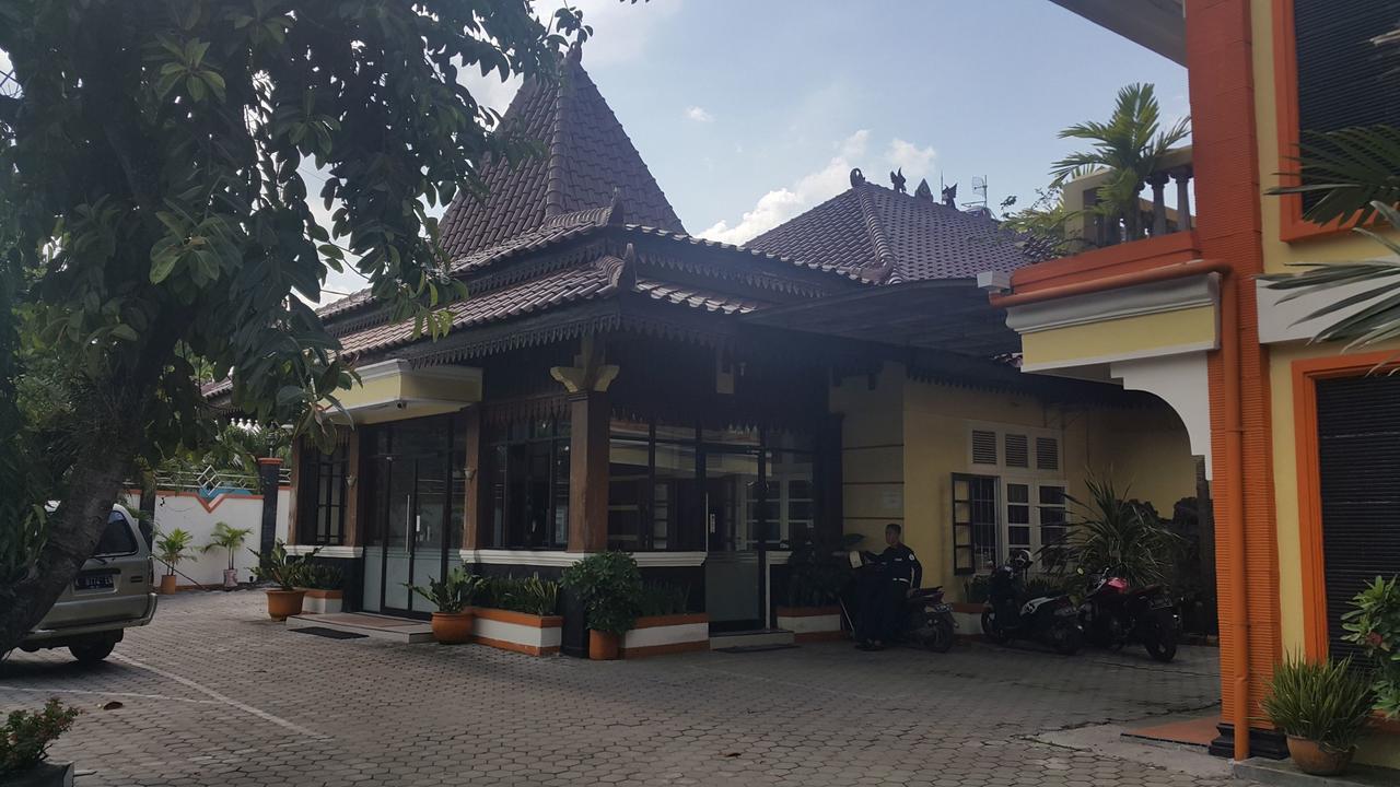 Hotel Simpang Tujuh Cepu Exteriér fotografie