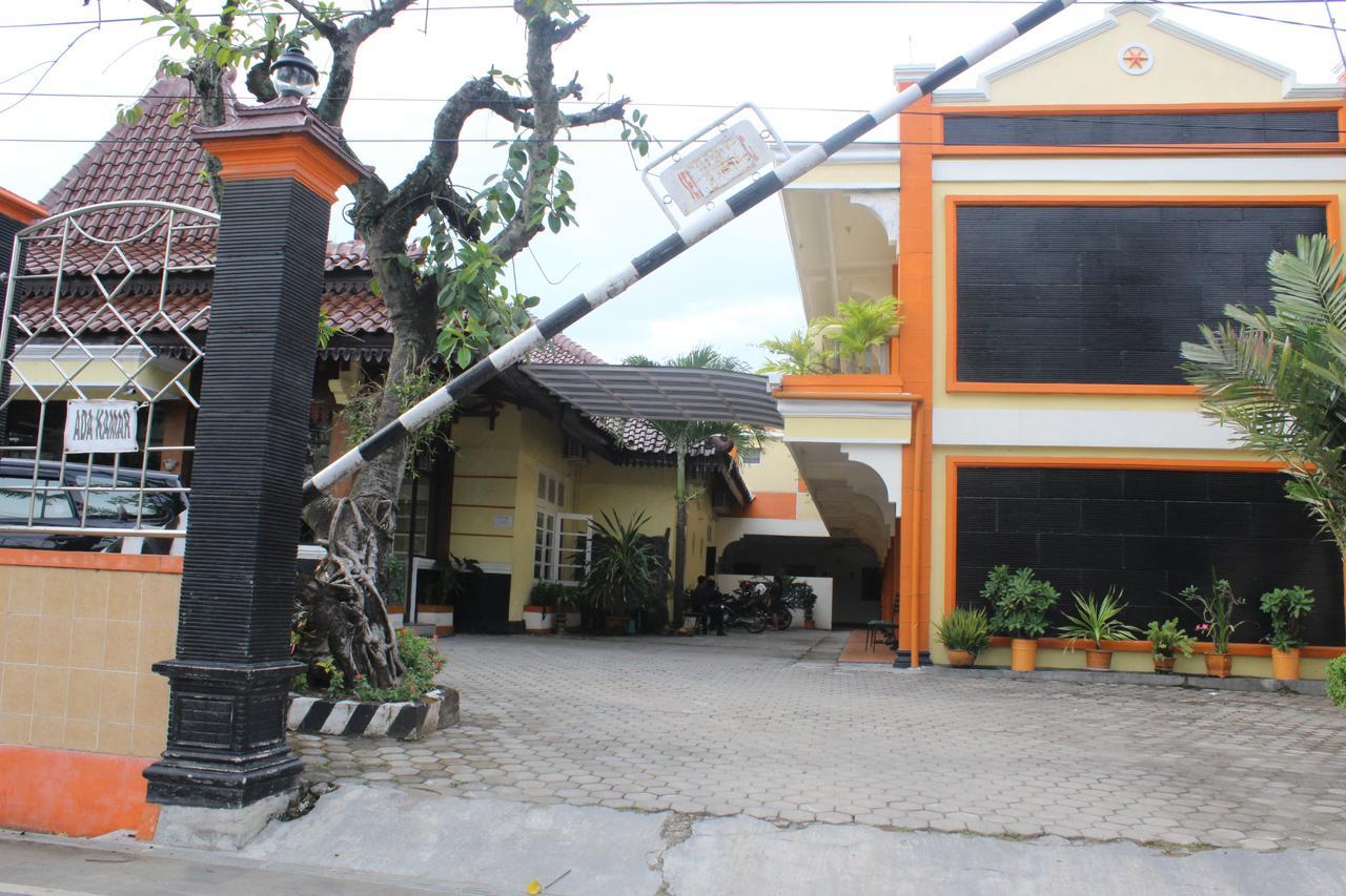Hotel Simpang Tujuh Cepu Exteriér fotografie