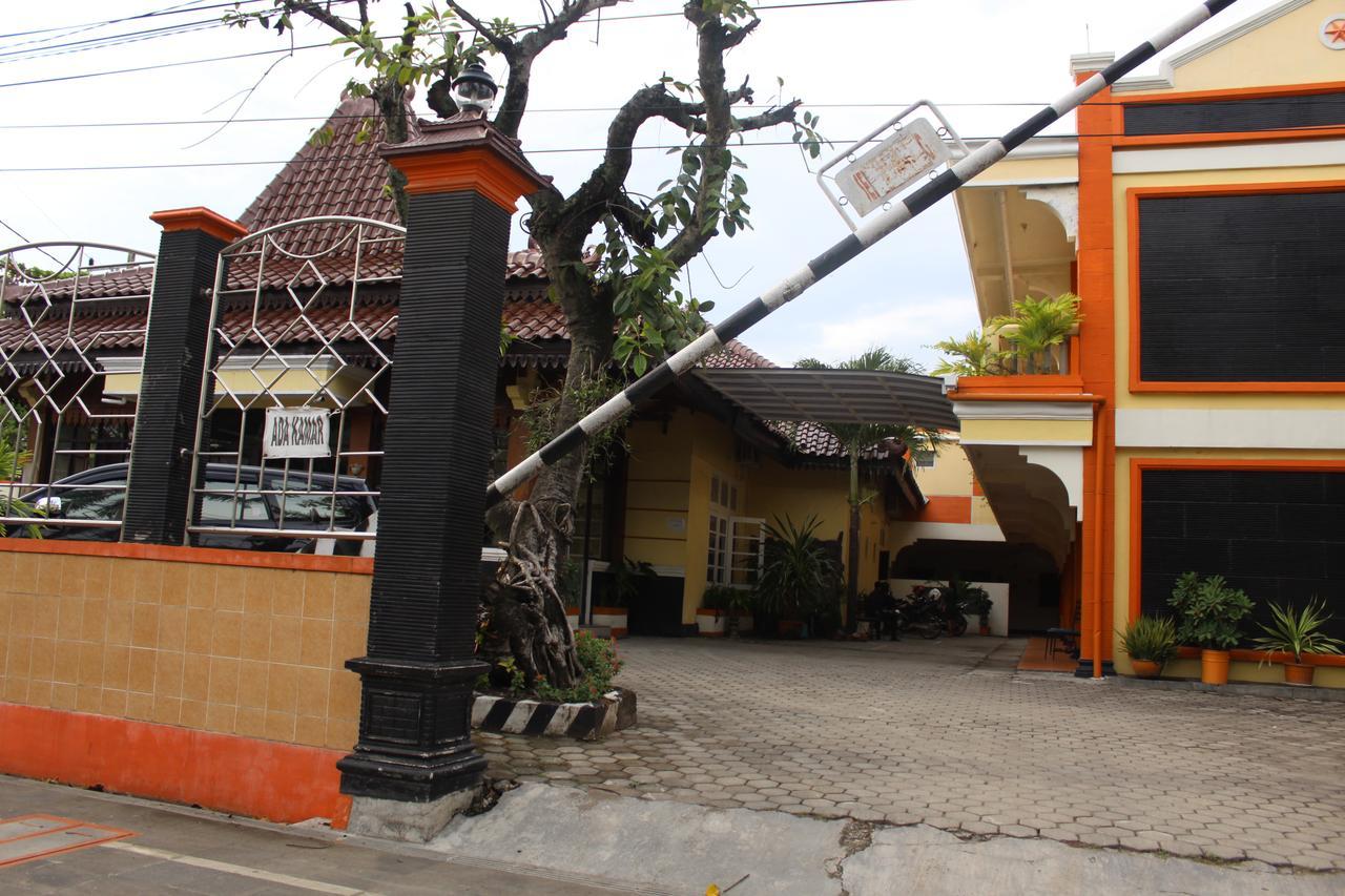 Hotel Simpang Tujuh Cepu Exteriér fotografie