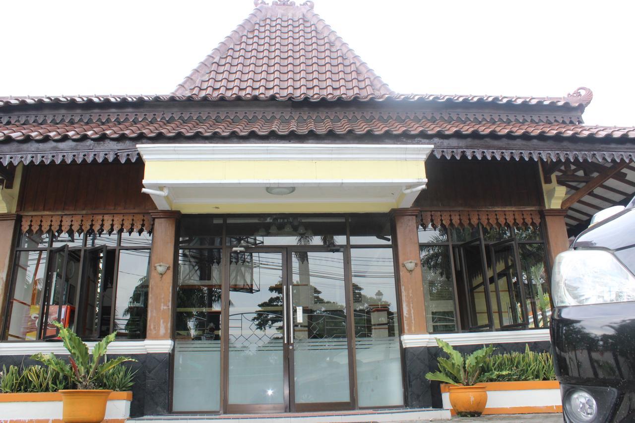 Hotel Simpang Tujuh Cepu Exteriér fotografie